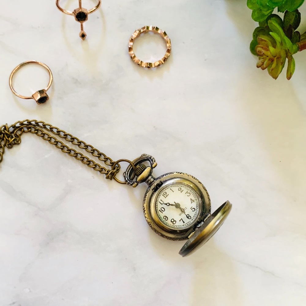 🛍$5 if Bundled!🛍Retro Pocket Watch Necklace